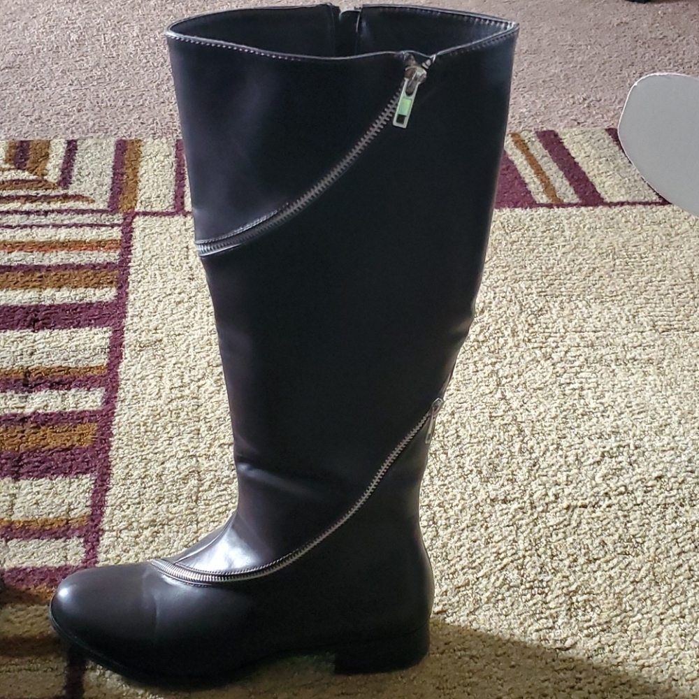 Boots - Picture 2 of 3